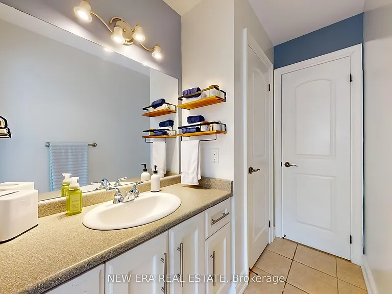 1031 Lake Dr N #UPPER — Photo 29