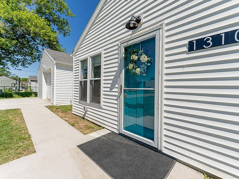 1310 Katherine St — Photo 11