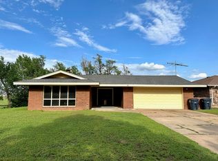 301 Parker Dr, Enid, OK 73701