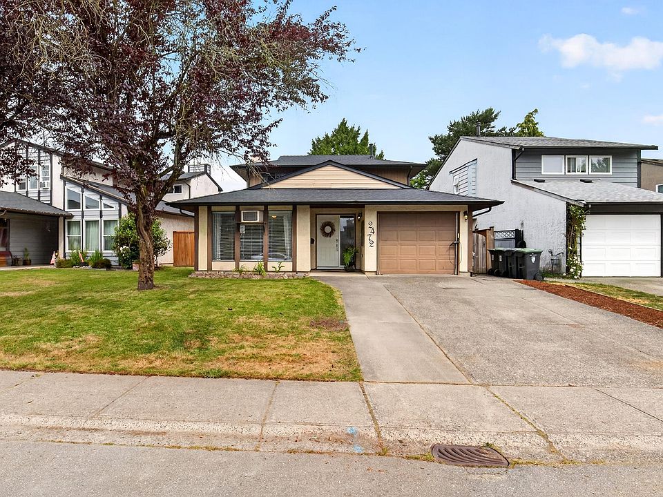 1st image of 2472 Wayburne Cres