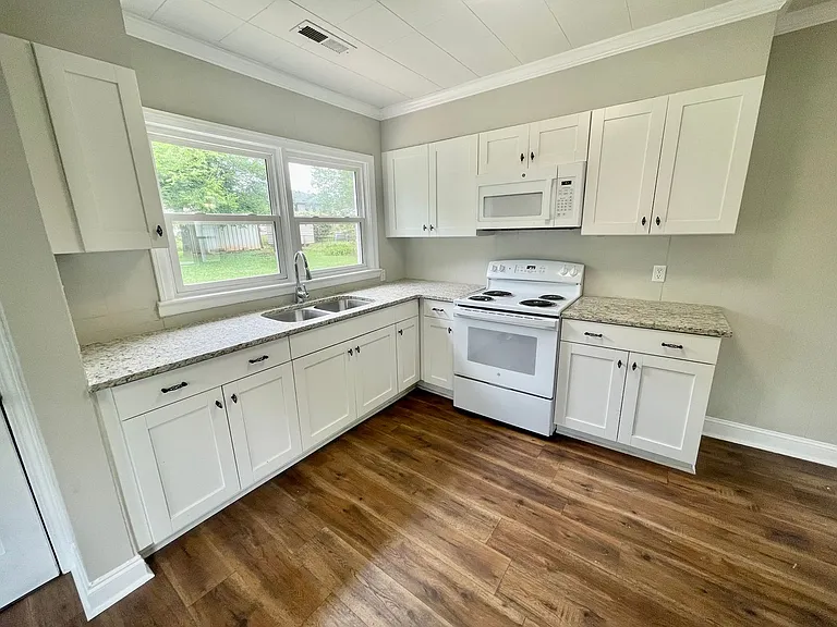 403 Shaw St — Photo 4