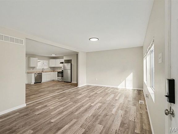 3rd image of 2855 Devonshire Dr