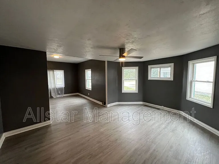760 W 9th St — Photo 8