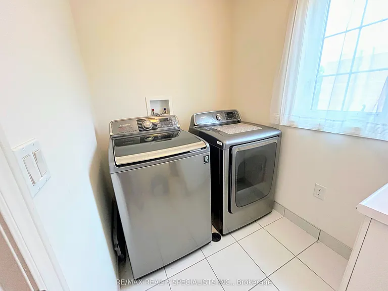 55 Dufay Rd — Photo 24