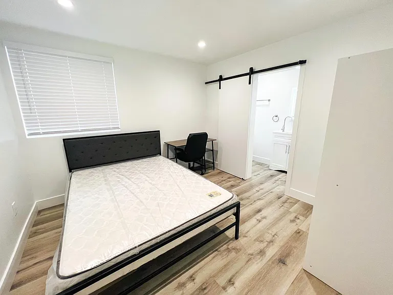 1532 W 37th St #6 — Photo 6
