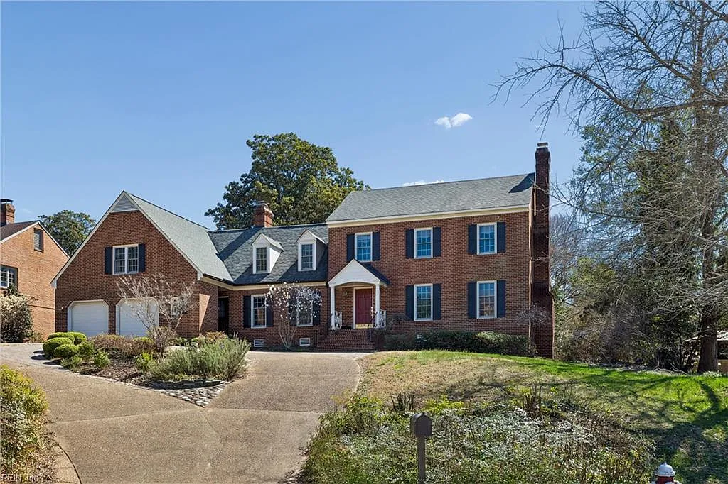 10 W Governor Dr photo 1