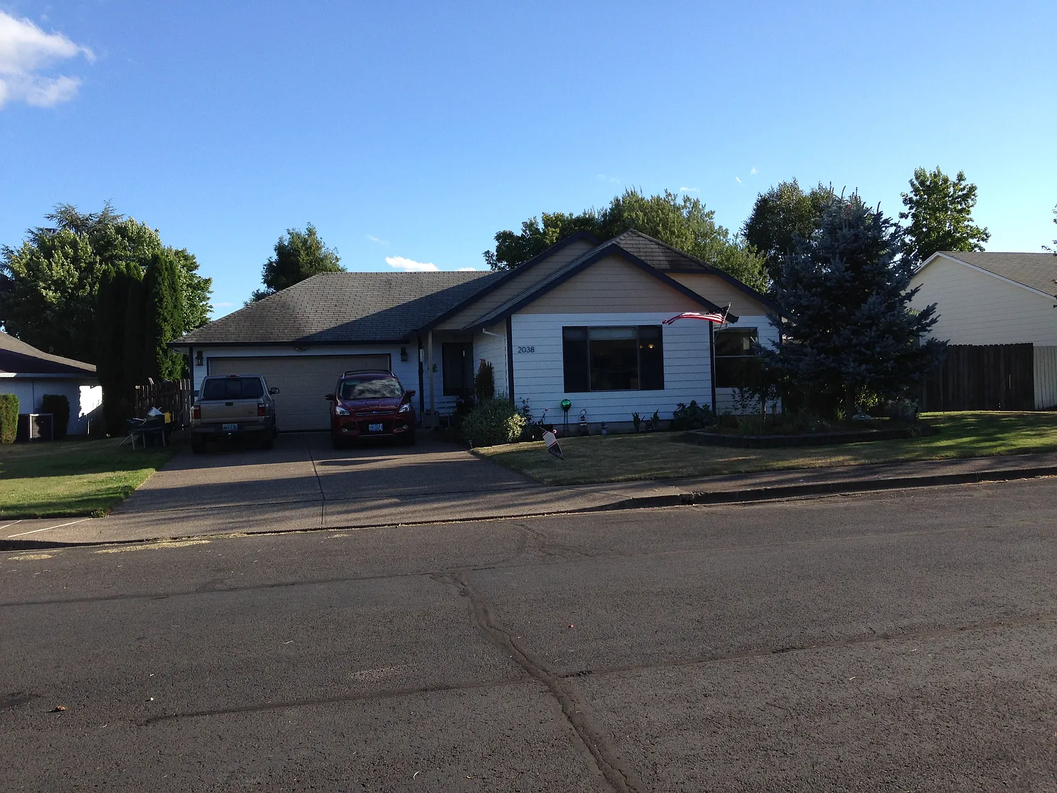2038 SW Oleander St photo 1