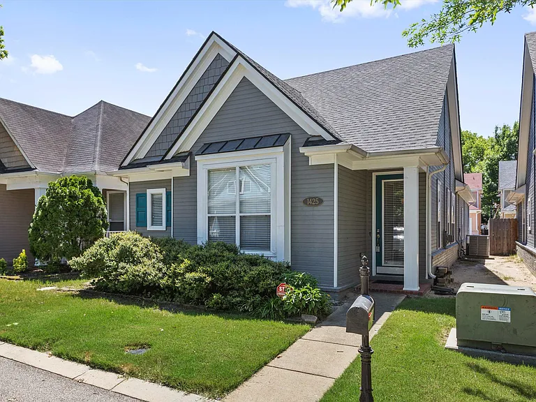 1425 Island Town Dr — Photo 2