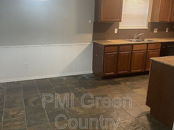5th image of 2813 E Oakridge St