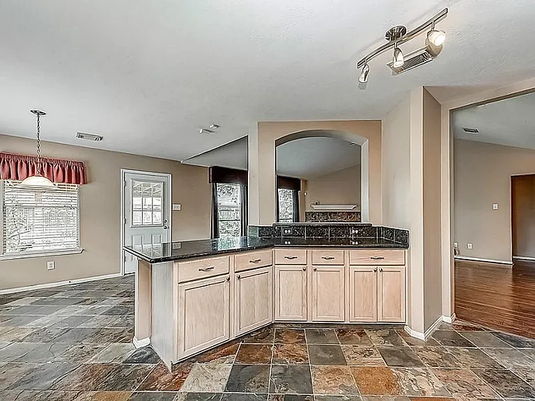 2910 Huntington Way — Photo 8