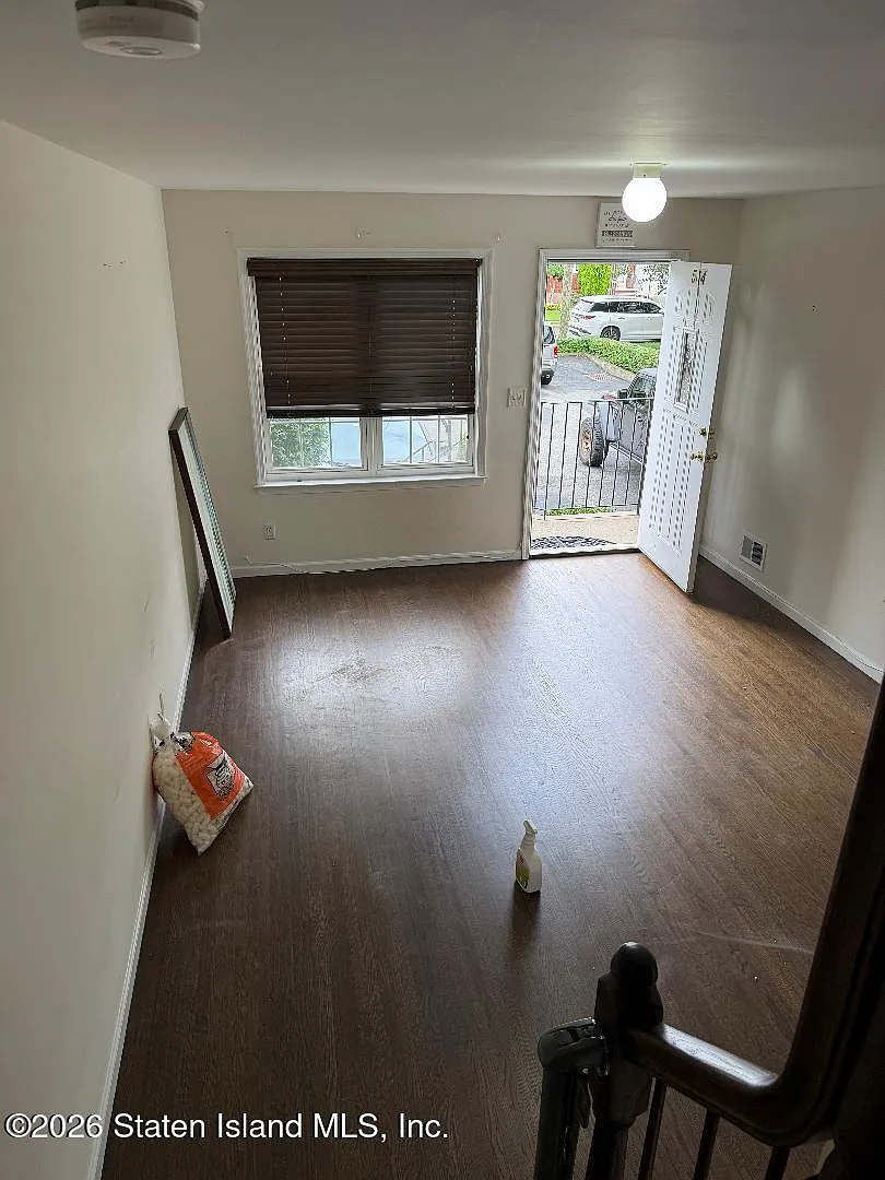 3 bed, 2.0 bath, 918 sqft, $2,800 — Photo 1