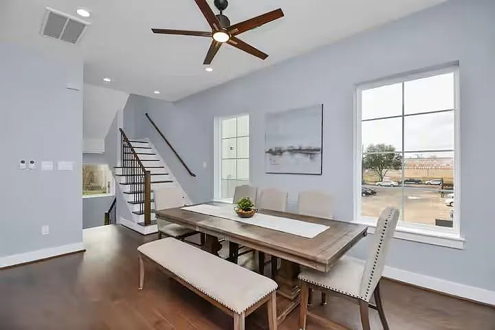 3 bed, 3.5 bath, 2410 sqft, $2,450 — Photo 3