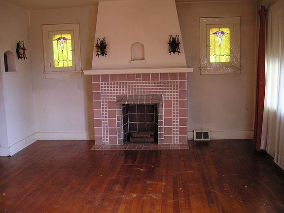 Living room - hardwood throughout