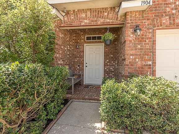 3rd image of 1904 Peppertree Dr