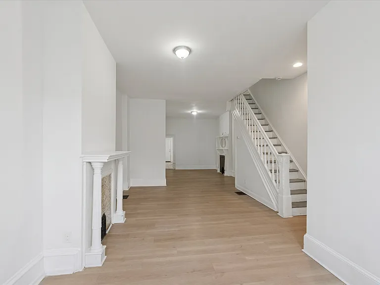 2054 W Glenwood Ave — Photo 6