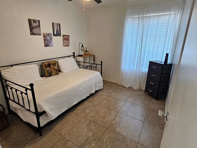 712 N Santa Barbara #1 — Photo 22