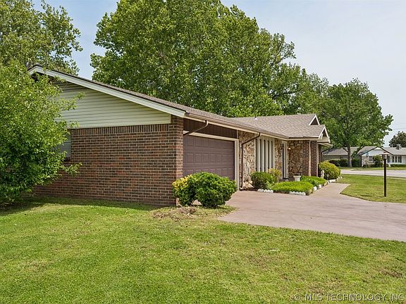 5th image of 2469 S 107th Ave E