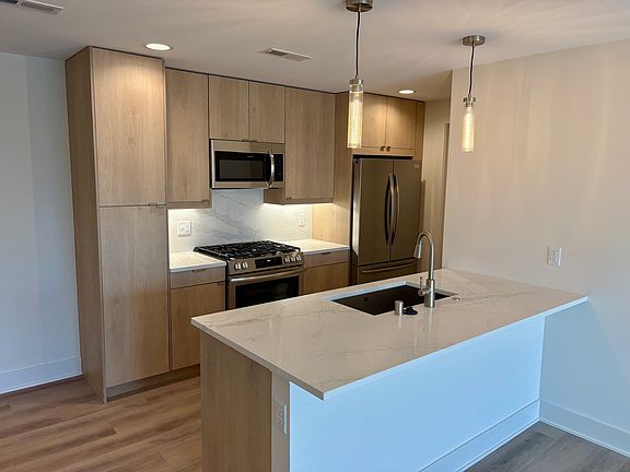3rd image of 2480 S Kinnickinnic Ave #207