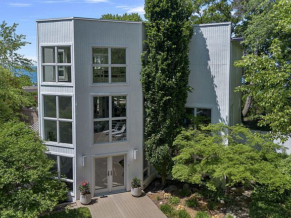 3rd image of 301 E Lake Front Dr