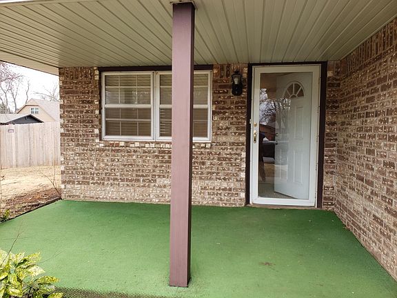 Great covered front porch.