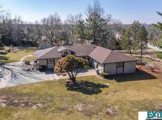 10001 Weeks Dr, Lincoln, NE 68516