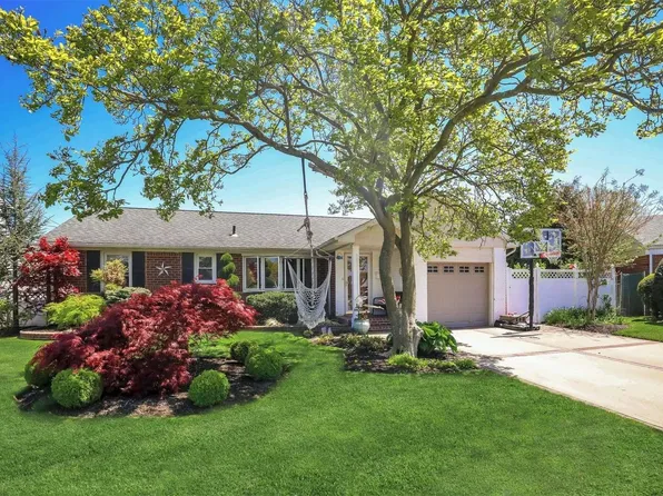 845 Hemlock Street, Franklin Square, NY 11010