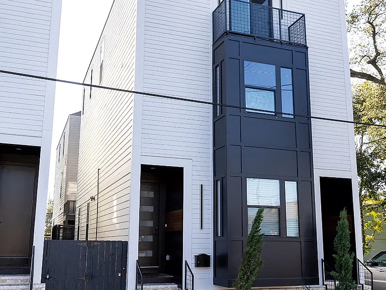 2560 Orleans Ave — Photo 1