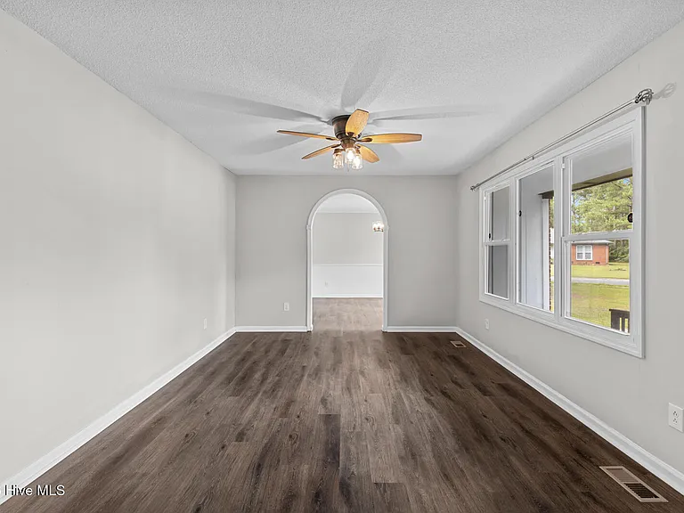 605 Winchester Rd — Photo 5