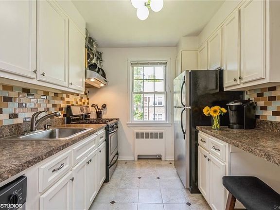 4th image of 94 Lawrence Park Cres #94