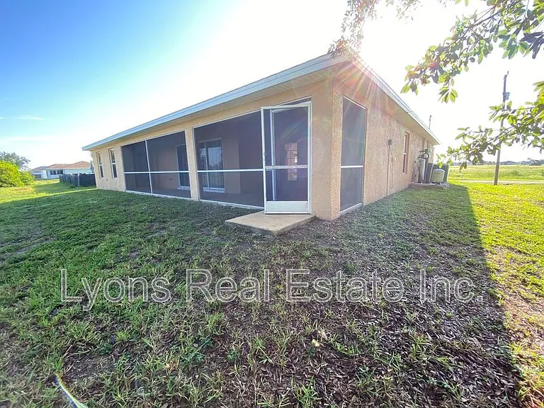 1104 NW 11th Pl — Photo 32