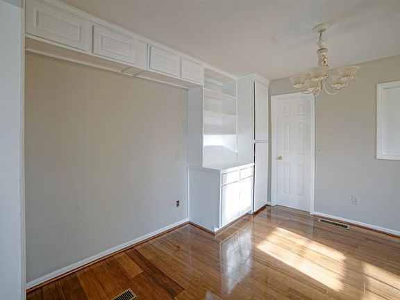 5th image of 11 Mountainside Dr W