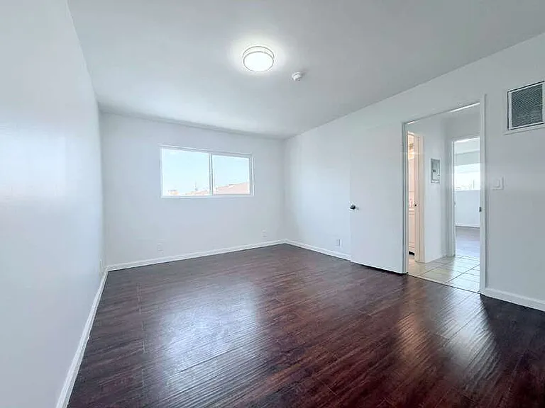 1915 S Longwood Ave #5 — Photo 7