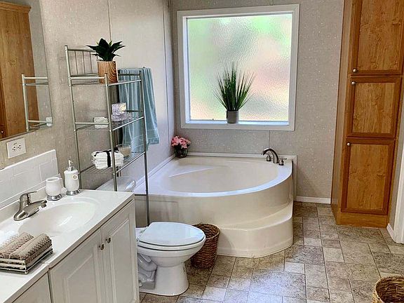 5th image of 213 SE Scarlett Way