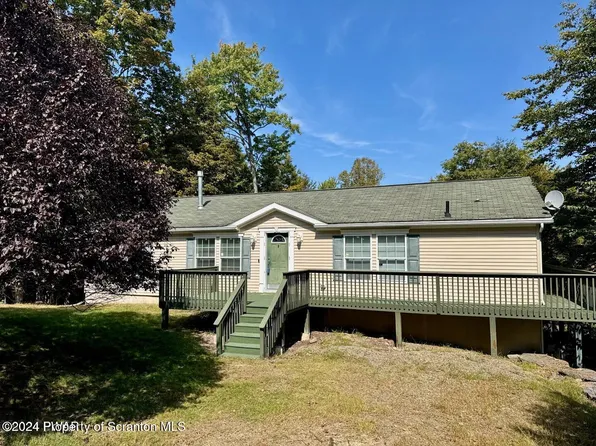 1008 Sunset Ct, Lake Ariel, PA 18436