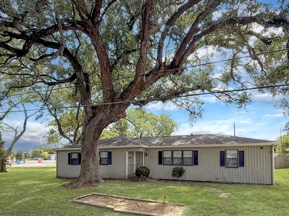 819 W Kyle Rd, Clute, TX 77531