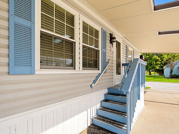 Exterior Image-4-260 Maplewood Village