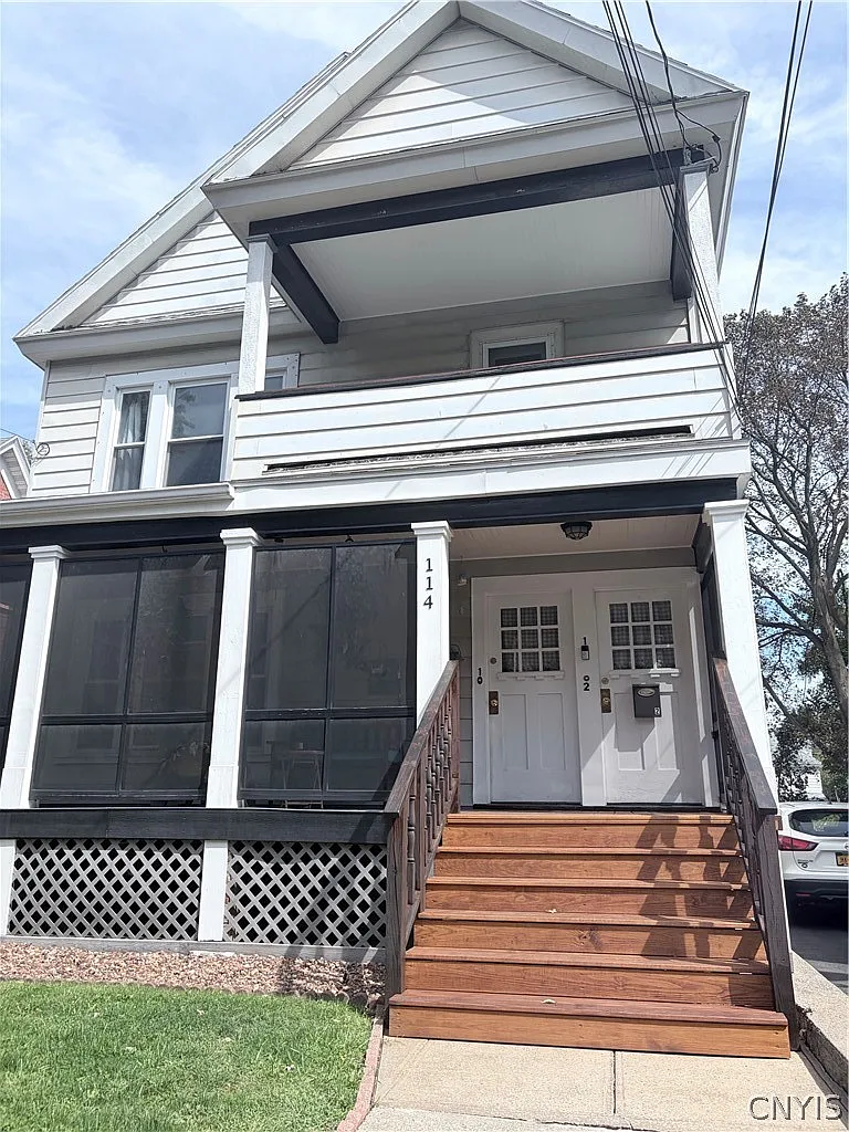 3 bed, 1.0 bath, 1352 sqft, $1,600 — Photo 2