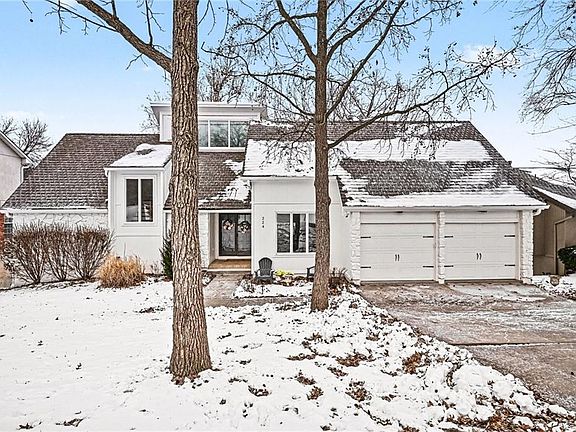 2nd image of 224 NW Locust St