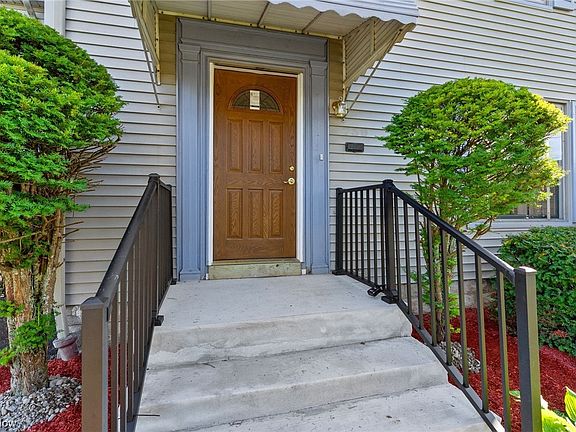 3rd image of 739 Pineview Ave