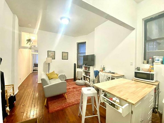 2nd image of 17 Stuyvesant St #1BW