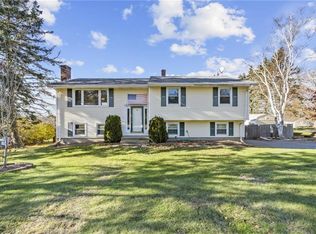 16 Pocahontas Dr, Middletown, RI 02842