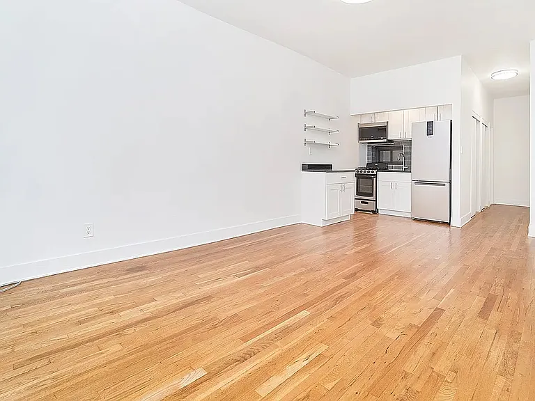 133 E 17th St #3A — Photo 2