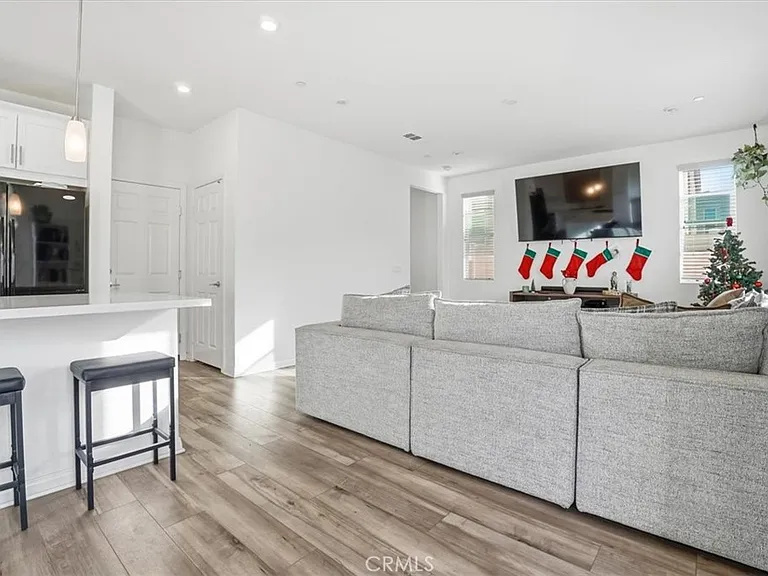 556 Enzo St — Photo 9