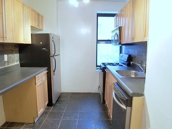 3rd image of 320 Lincoln Pl APT 1C