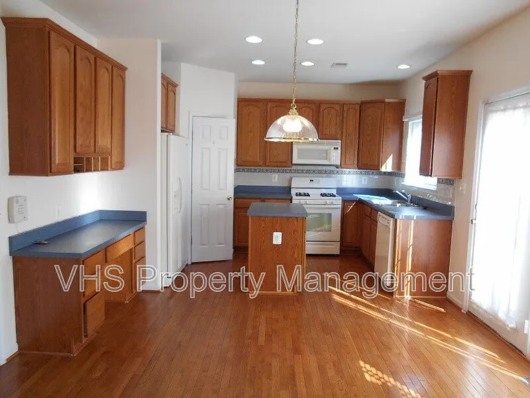 1929 Belle Ave — Photo 1