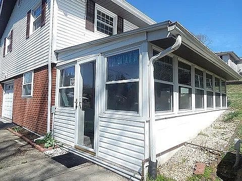 5th image of 648 Hillsdale Dr