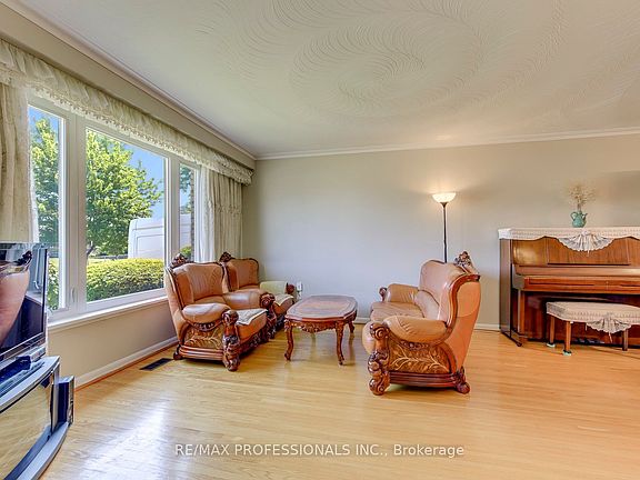 3rd image of 256 Wellesworth Dr