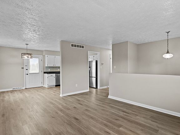 5th image of 364 Chamberlain Dr