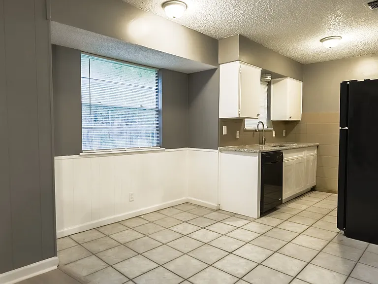 209 Royal Dr — Photo 7