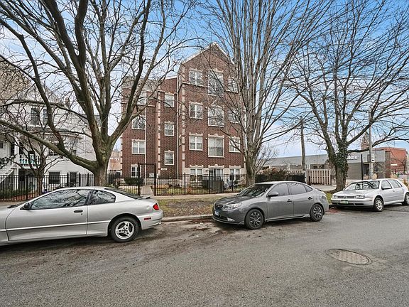 2nd image of 2422 W Gunnison St APT 3